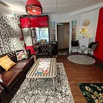 Relax & Recharge - A Unique Suite With A Touch Of Luxury - Hot Tub And Sauna Inspired Decor #Not A Real Sauna# Easy City Access - Direct Train 15 Min To City